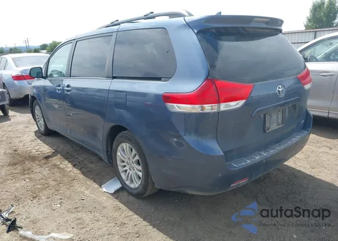 2013 Toyota Sienna Xle V6 8 Passenger z USA, uszkodzony, nr VIN 5TDYK3DCXDS320531